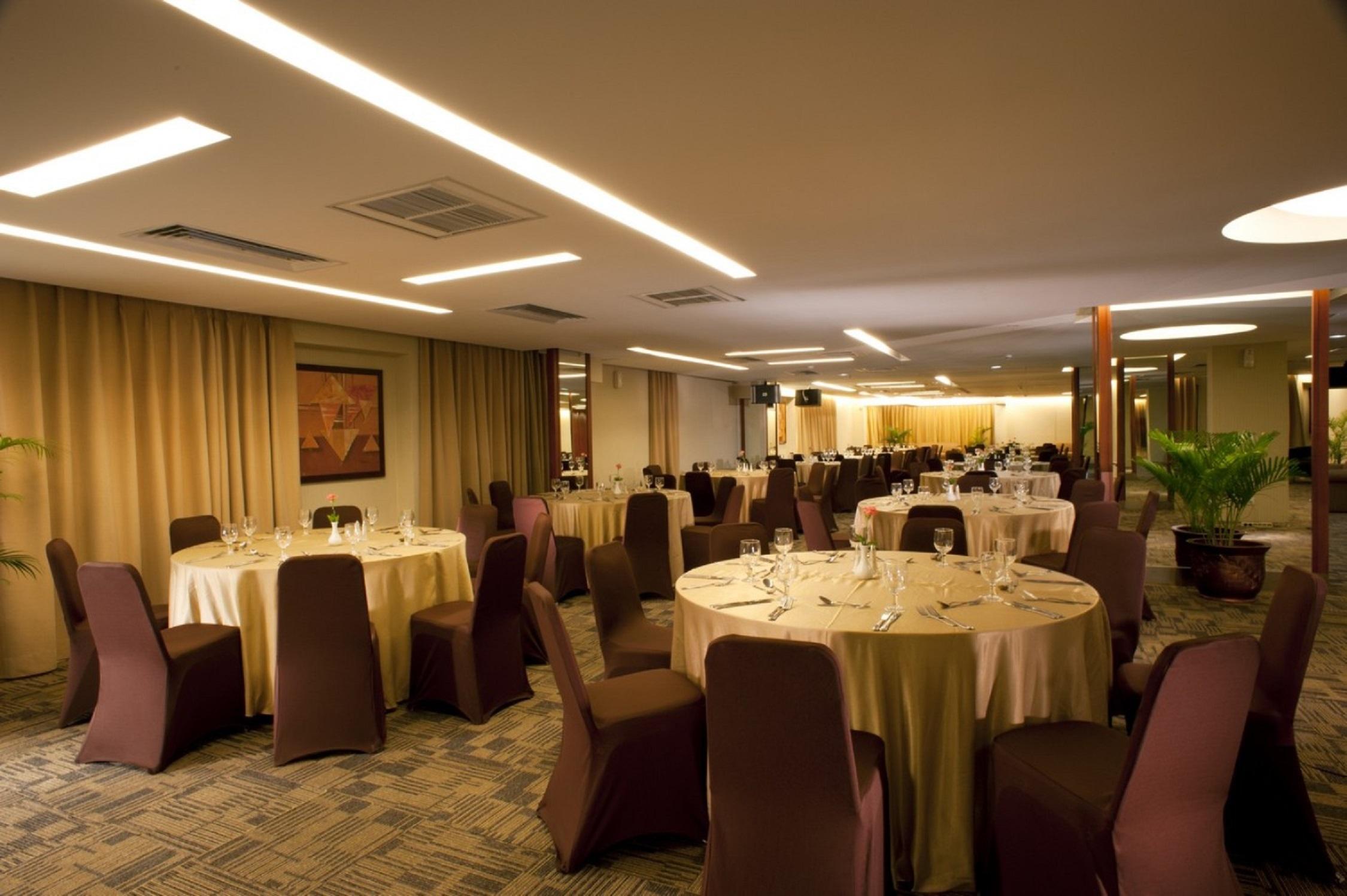 Grand Tropic Suites Hotel Jakarta Exterior photo
