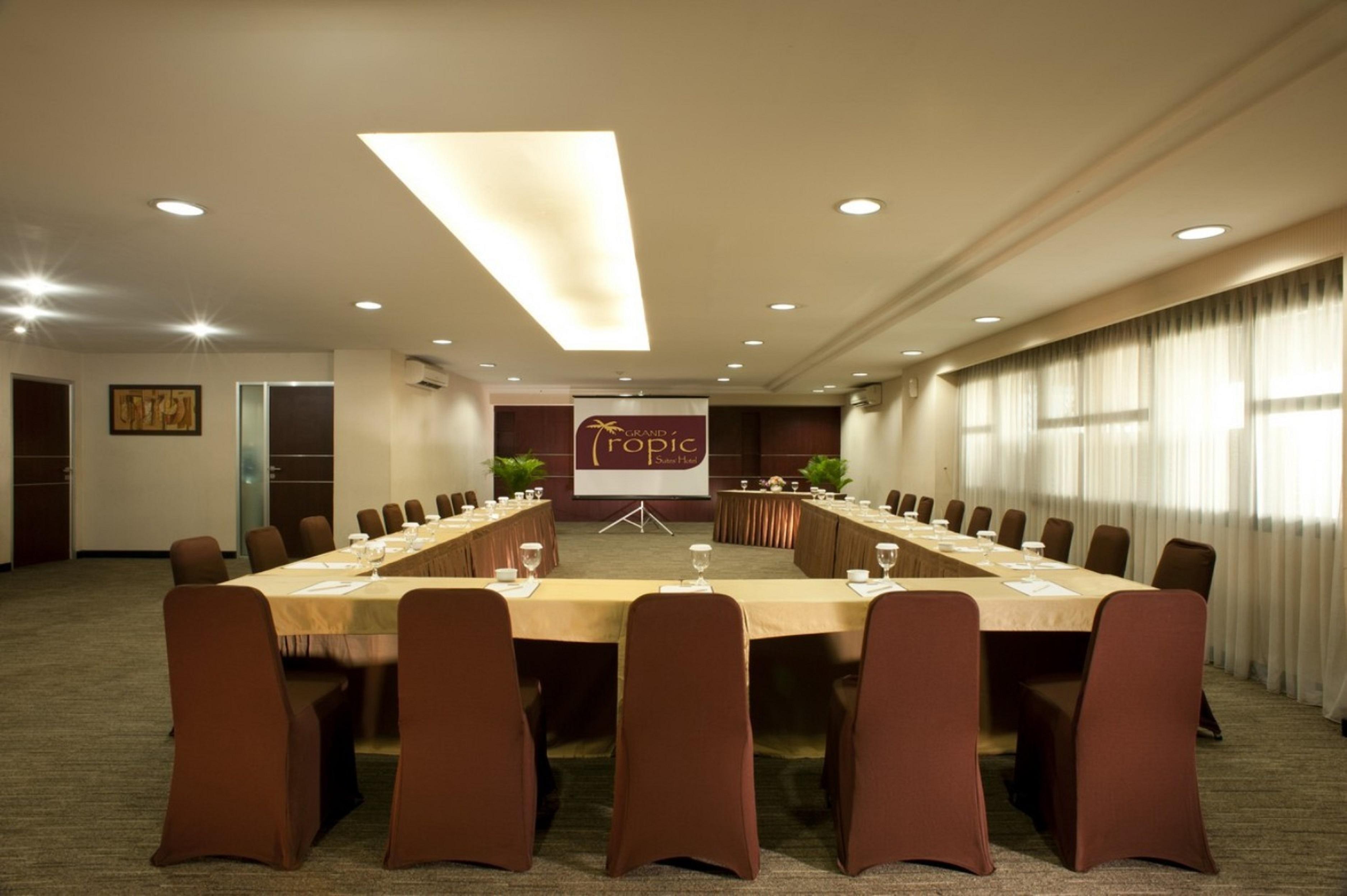 Grand Tropic Suites Hotel Jakarta Exterior photo