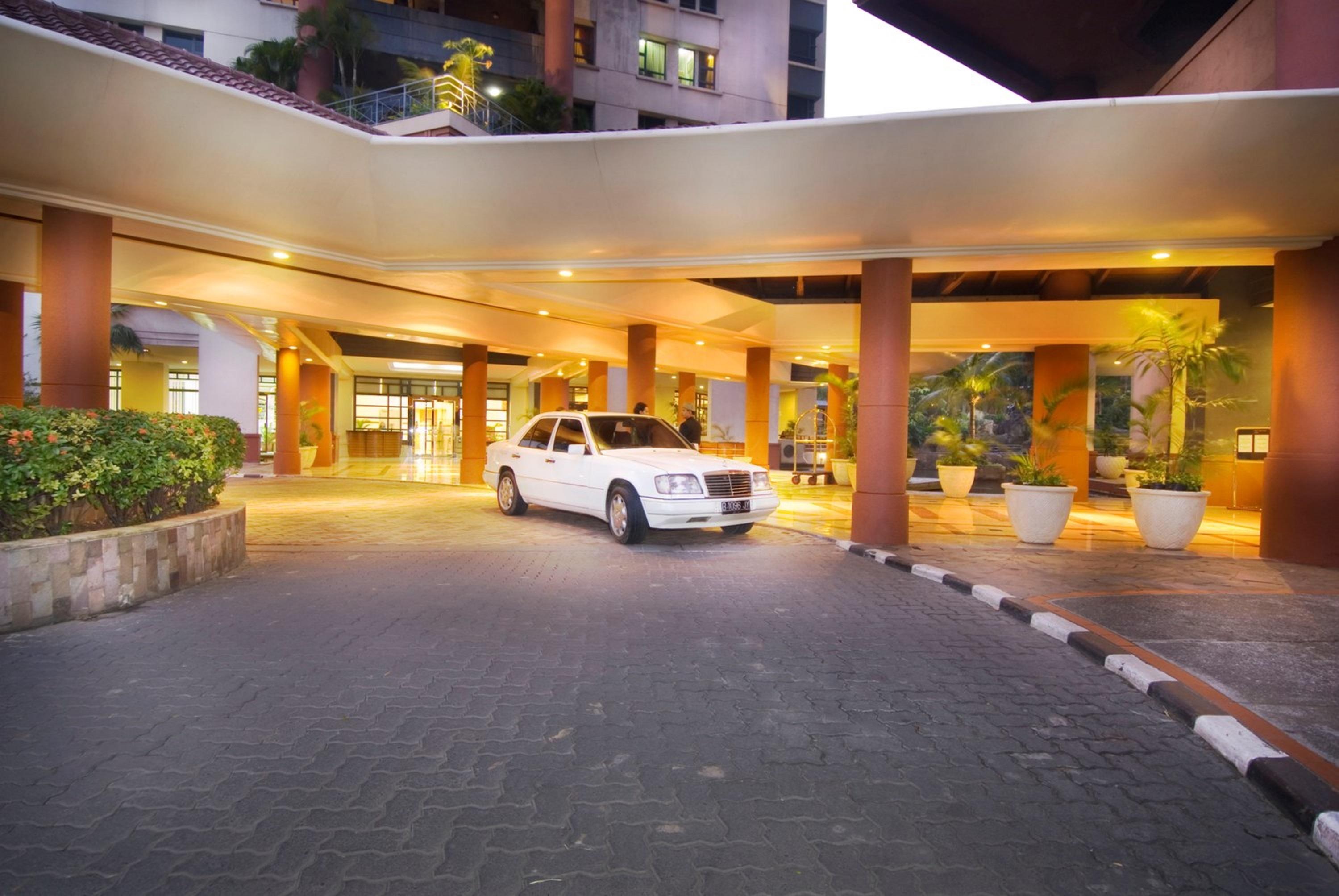 Grand Tropic Suites Hotel Jakarta Exterior photo