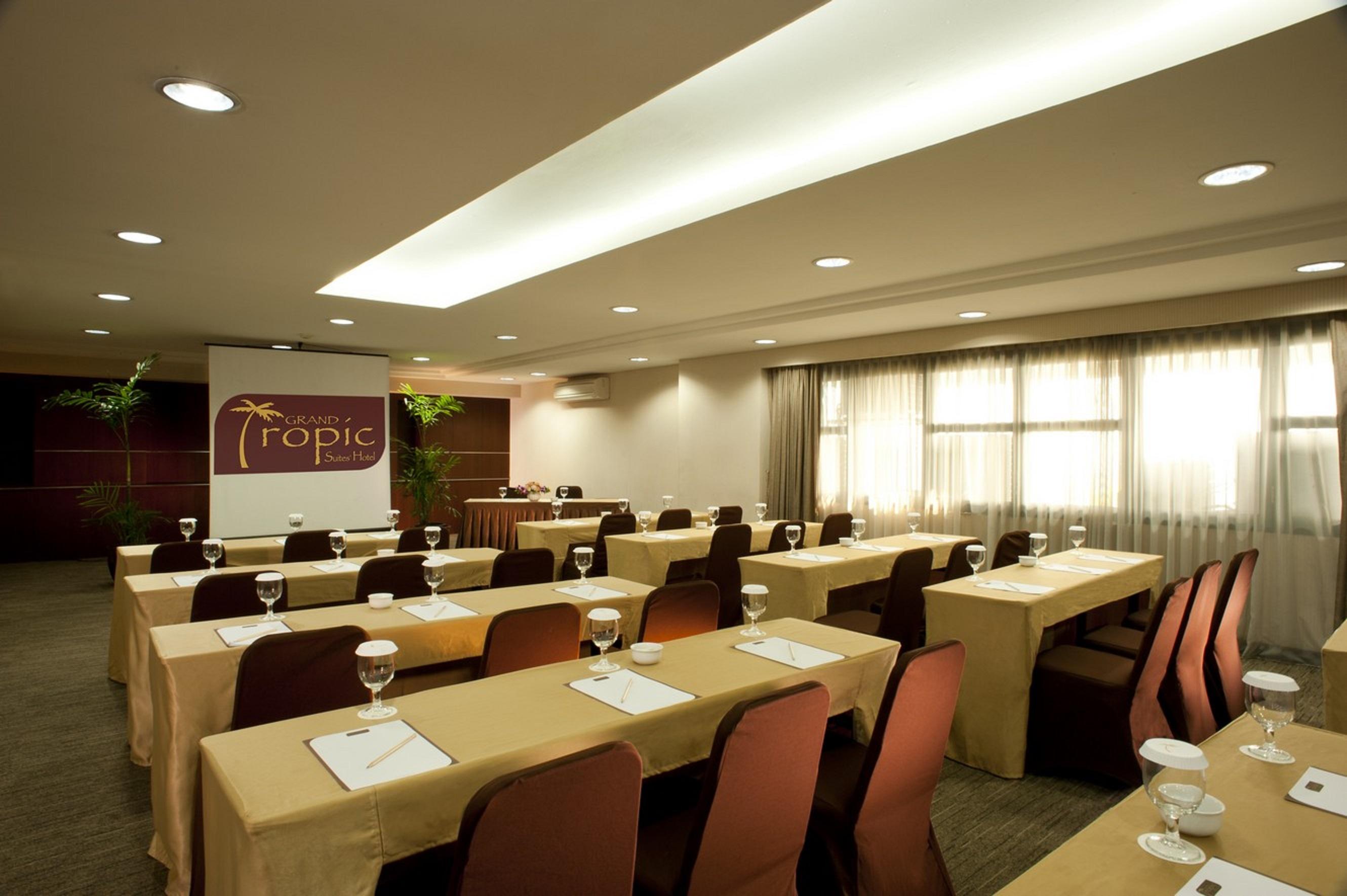 Grand Tropic Suites Hotel Jakarta Exterior photo