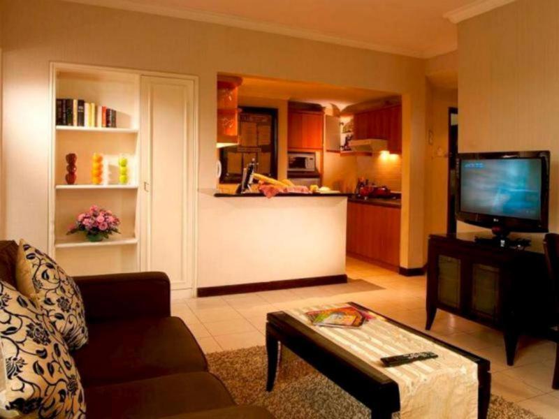 Grand Tropic Suites Hotel Jakarta Room photo