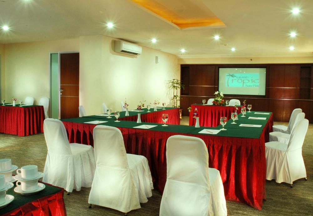 Grand Tropic Suites Hotel Jakarta Exterior photo