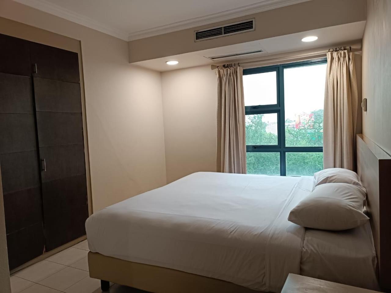 Grand Tropic Suites Hotel Jakarta Exterior photo