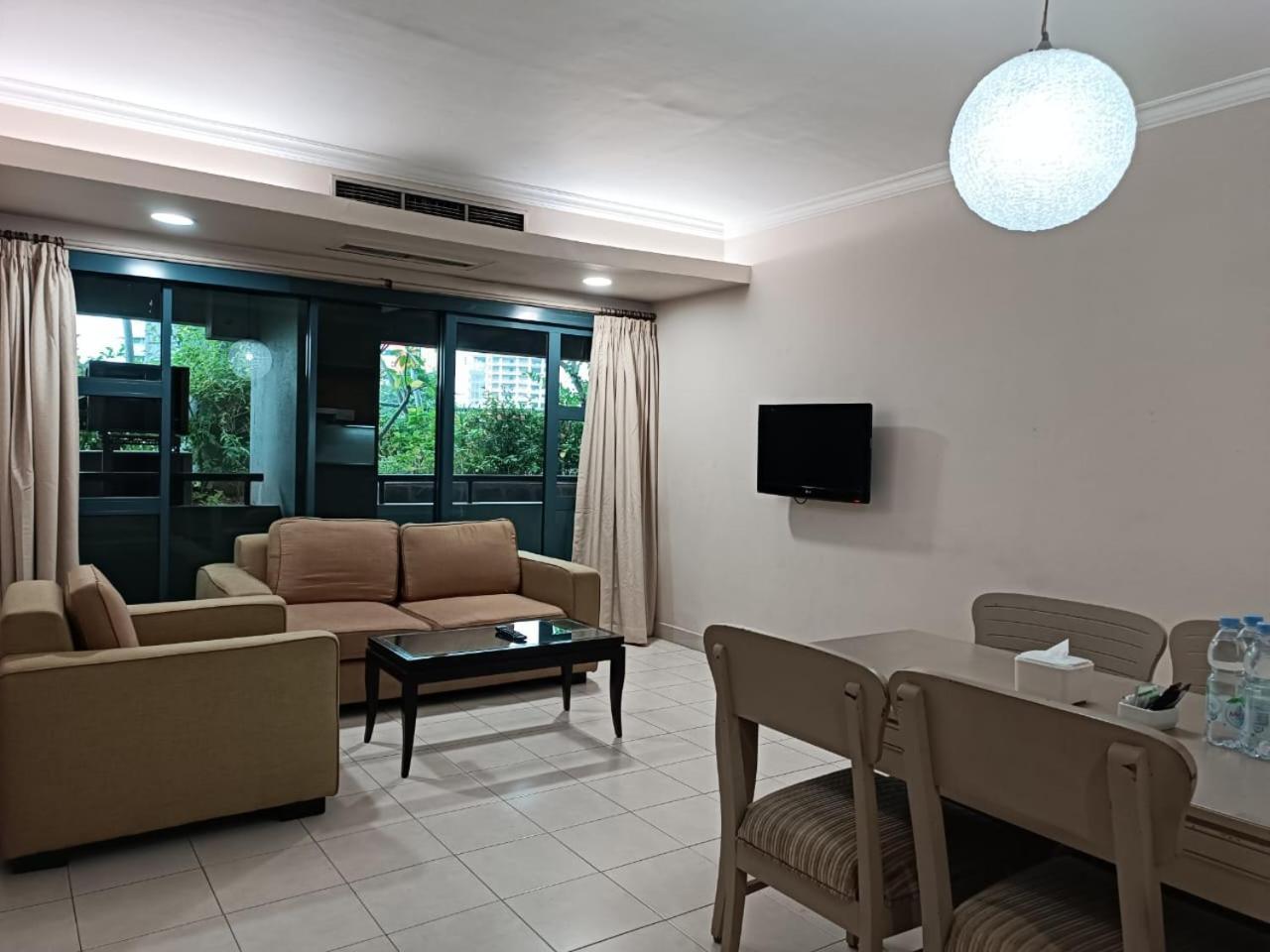 Grand Tropic Suites Hotel Jakarta Exterior photo